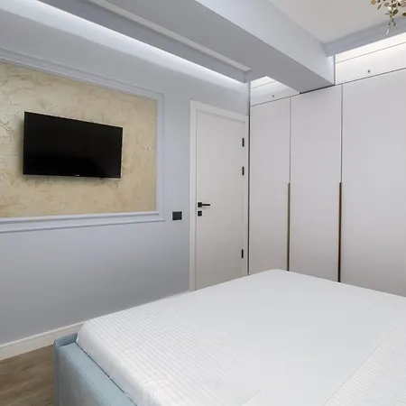 Apartment Golden Infinity
