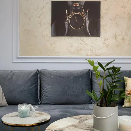 Golden Infinity Apartment *
